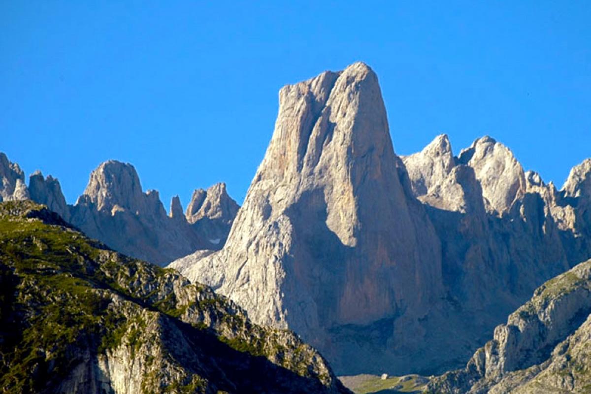 Naranjo de Bulnes: Cima emblemática de los Picos